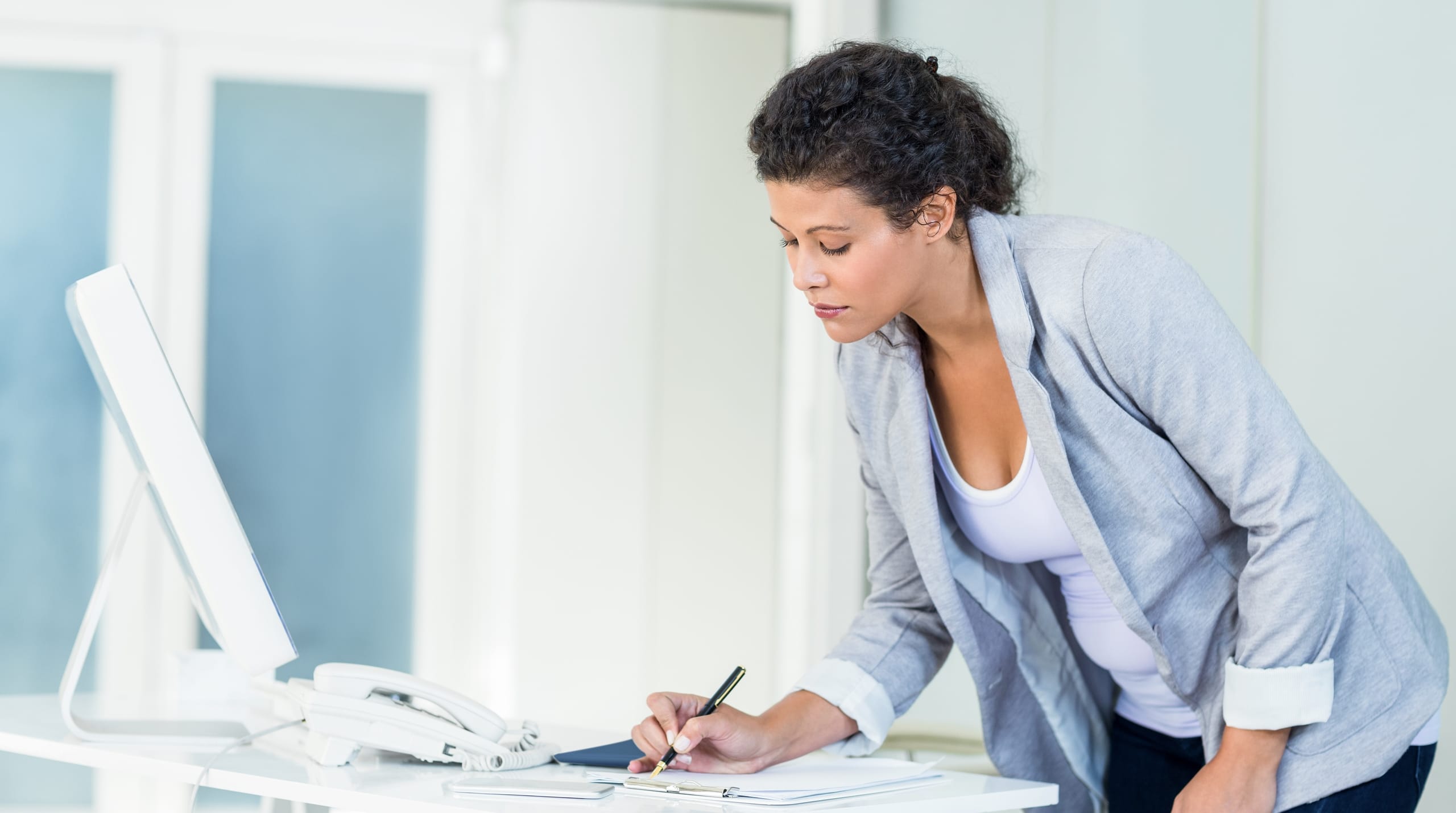 illustration-j4s-interim-recrutement-emploi-ressources-humaines-rh-cv-paris-75011-bastille-france-candidat-recruteur-2560x1430px-accueil-secretariat-assistant-administratif-efficace-1