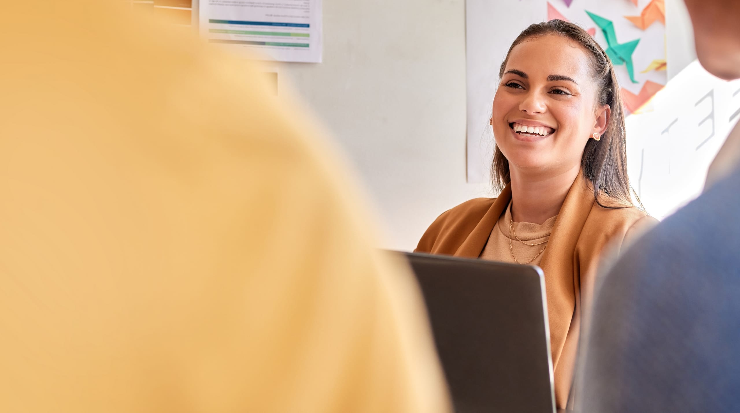 illustration-j4s-interim-recrutement-emploi-ressources-humaines-rh-cv-paris-75011-bastille-france-candidat-recruteur-2560x1430px-accueil-secretariat-canidat-autonome-1