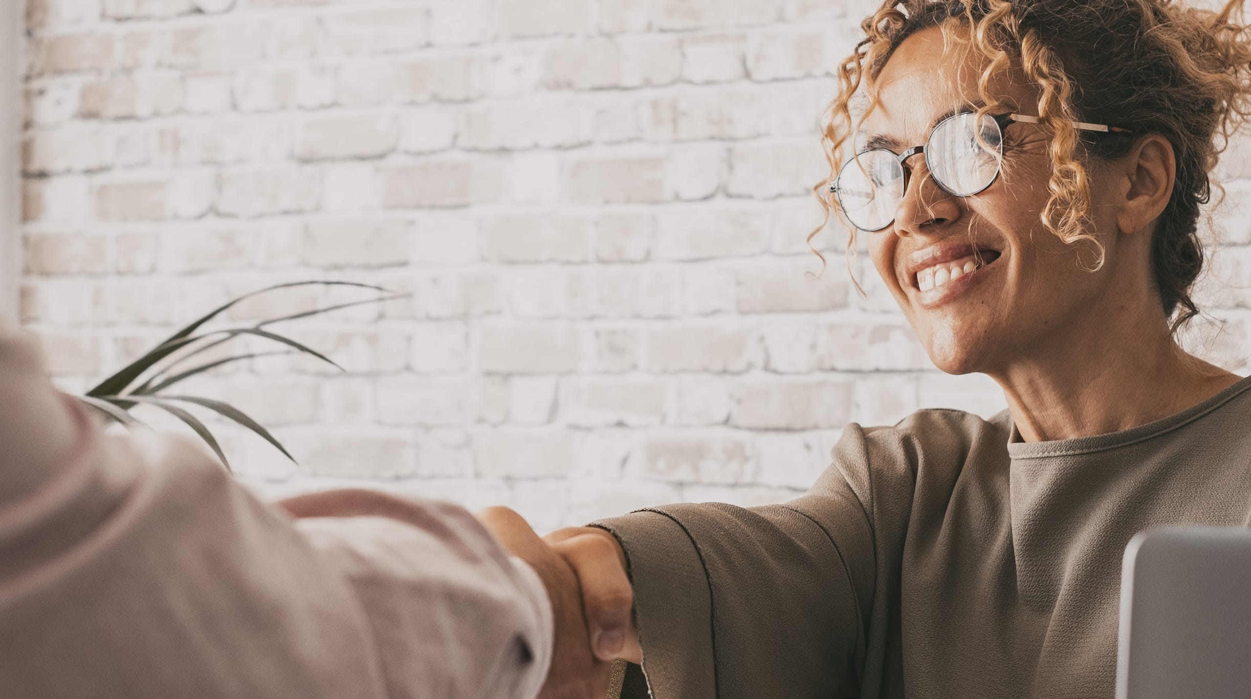 illustration-j4s-interim-recrutement-emploi-ressources-humaines-rh-cv-paris-75011-bastille-france-candidat-recruteur-2560x1430px-accueil-secretariat-soft-skills-1