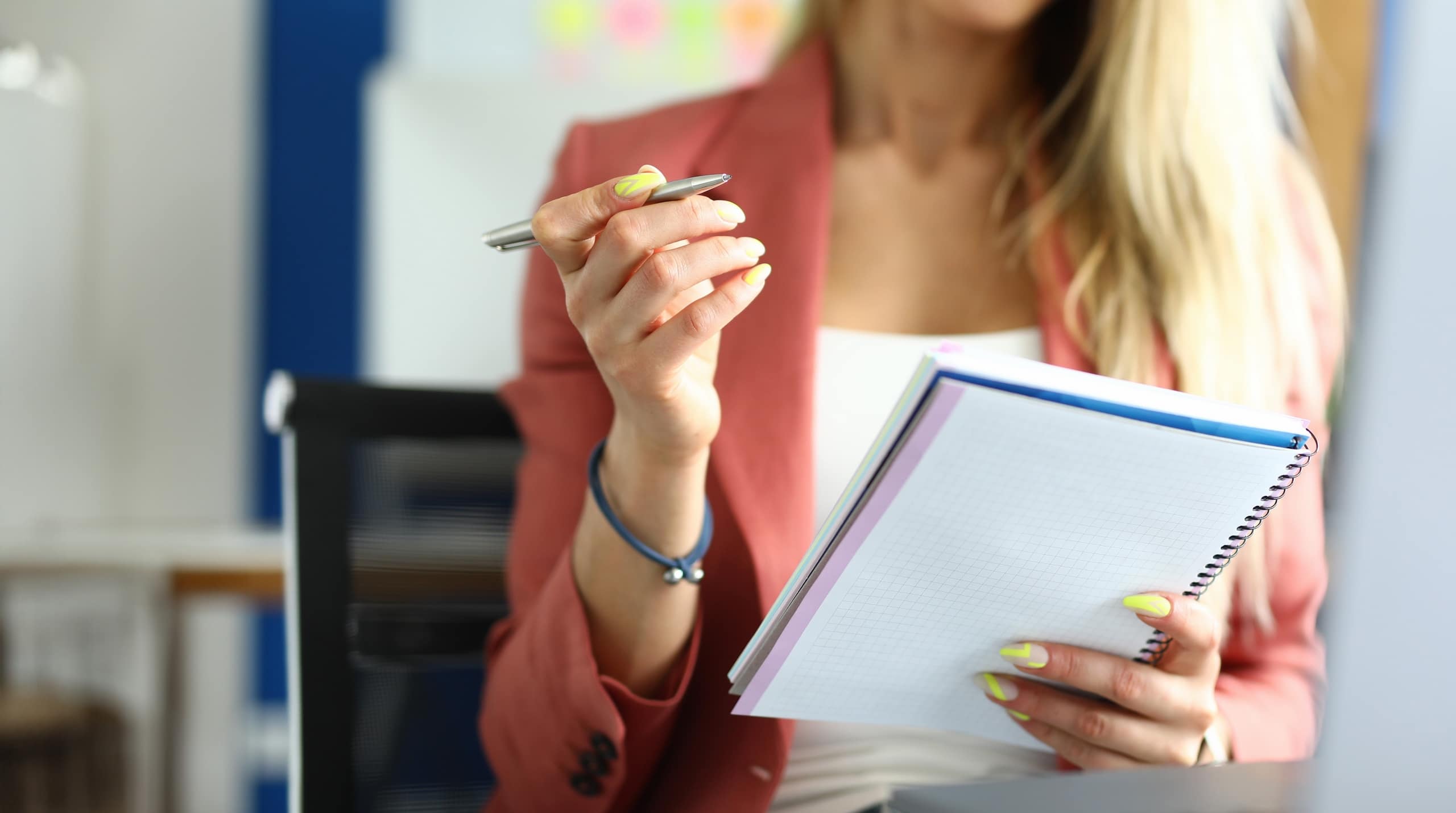 illustration-j4s-interim-recrutement-emploi-ressources-humaines-rh-cv-paris-75011-bastille-france-candidat-recruteur-2560x1430px-fiche-metier-accueil-secretariat-assistant-direction-1