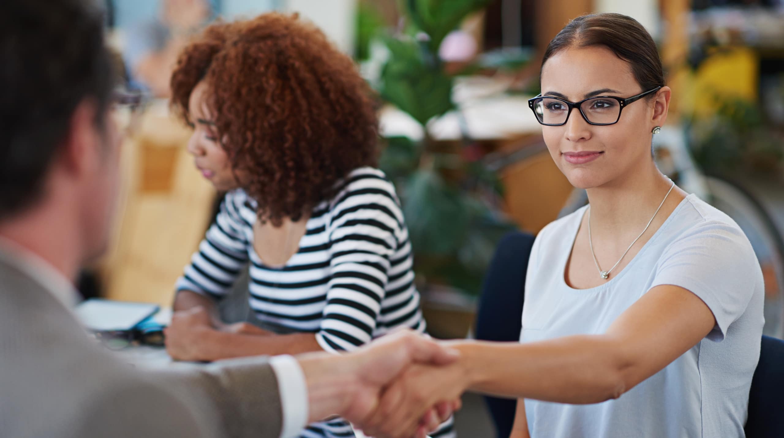 illustration-j4s-interim-recrutement-emploi-ressources-humaines-rh-cv-paris-75011-bastille-france-candidat-recruteur-2560x1430px-fiche-metier-accueil-secretariat-charge-clientele-1