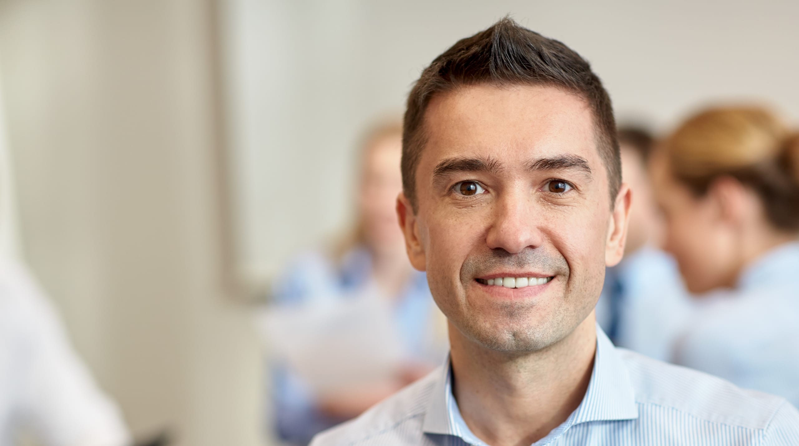 illustration-j4s-interim-recrutement-emploi-ressources-humaines-rh-cv-paris-75011-bastille-france-candidat-recruteur-2560x1430px-fiche-metier-directeur-ressources-humaines-drh-1