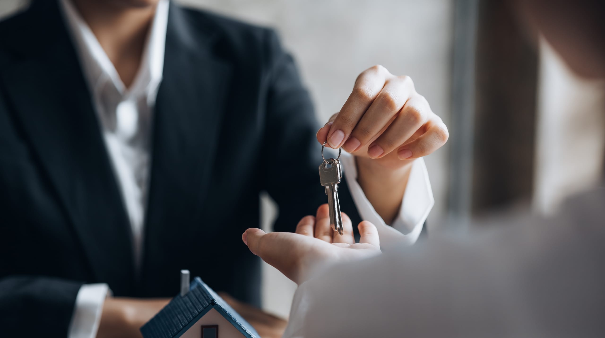 illustration-j4s-interim-recrutement-emploi-ressources-humaines-rh-cv-paris-75011-bastille-france-candidat-recruteur-2560x1430px-fiche-metier-immobilier-agent-immobilier-1