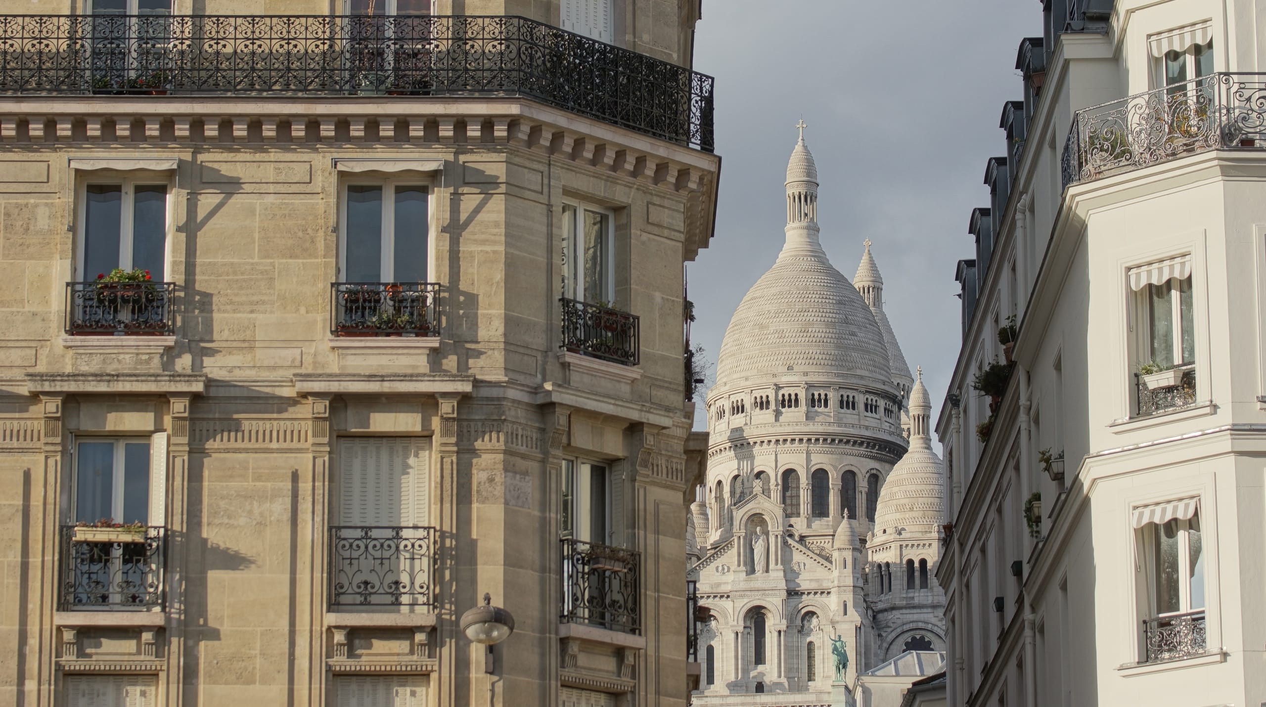 illustration-j4s-interim-recrutement-emploi-ressources-humaines-rh-cv-paris-75011-bastille-france-candidat-recruteur-2560x1430px-fiche-metier-immobilier-conseiller-transaction-1