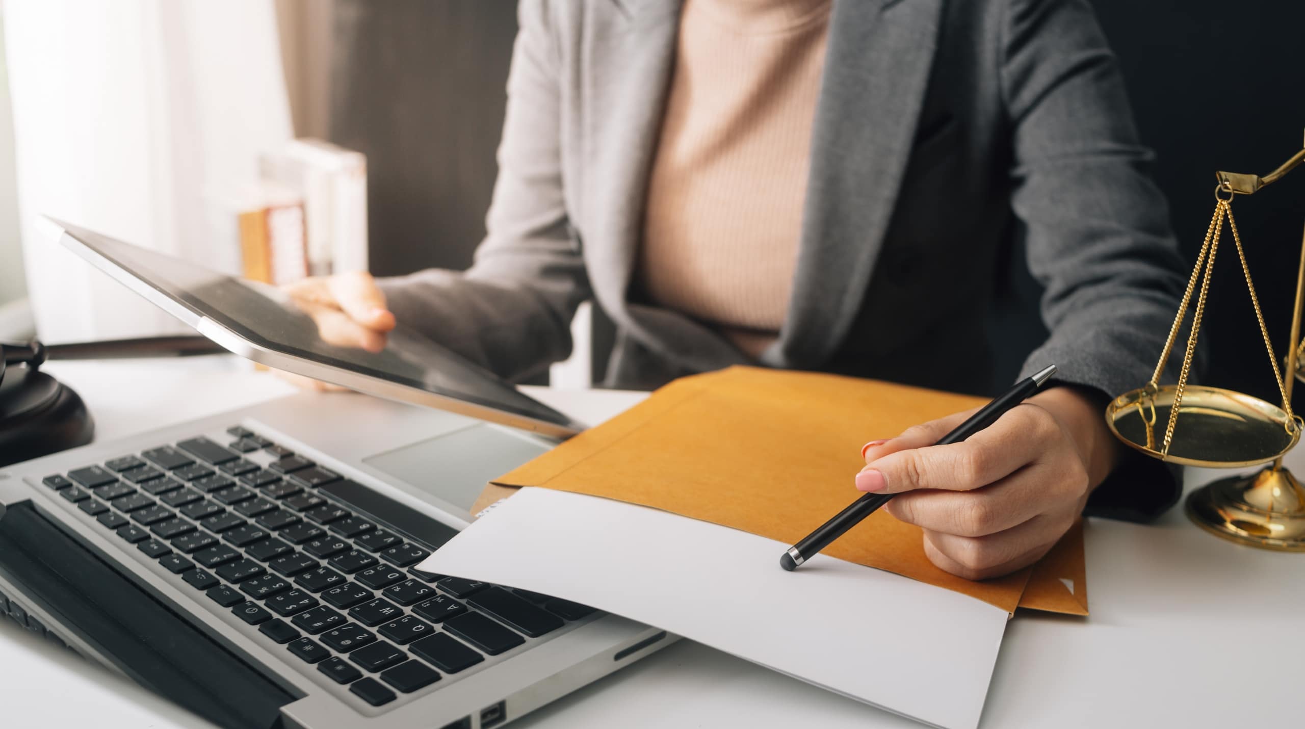 illustration-j4s-interim-recrutement-emploi-ressources-humaines-rh-cv-paris-75011-bastille-france-candidat-recruteur-2560x1430px-fiche-metier-juridique-assistant-marques-1