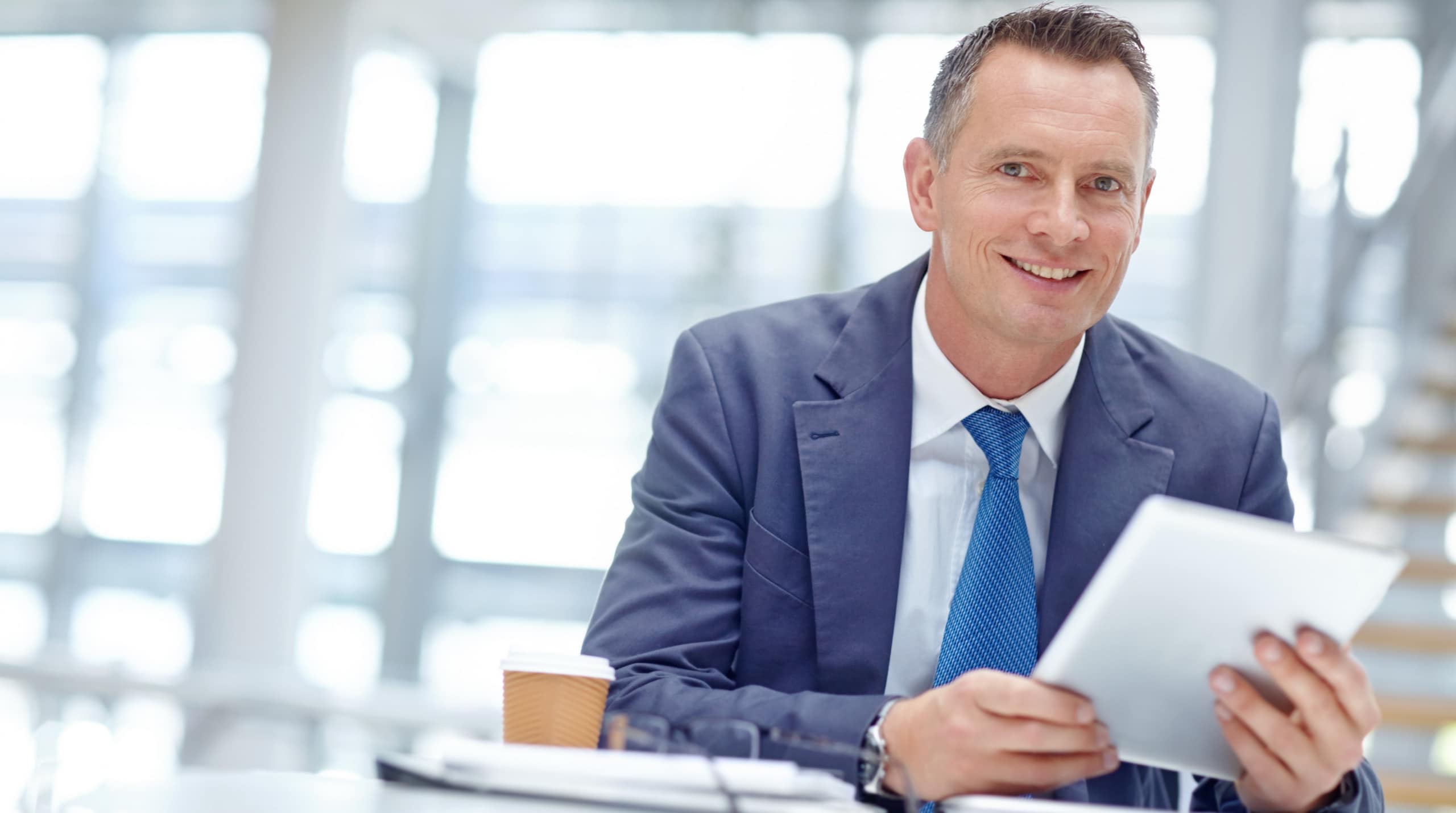 illustration-j4s-interim-recrutement-emploi-ressources-humaines-rh-cv-paris-75011-bastille-france-candidat-recruteur-2560x1430px-fiche-metier-juridique-banquier-1