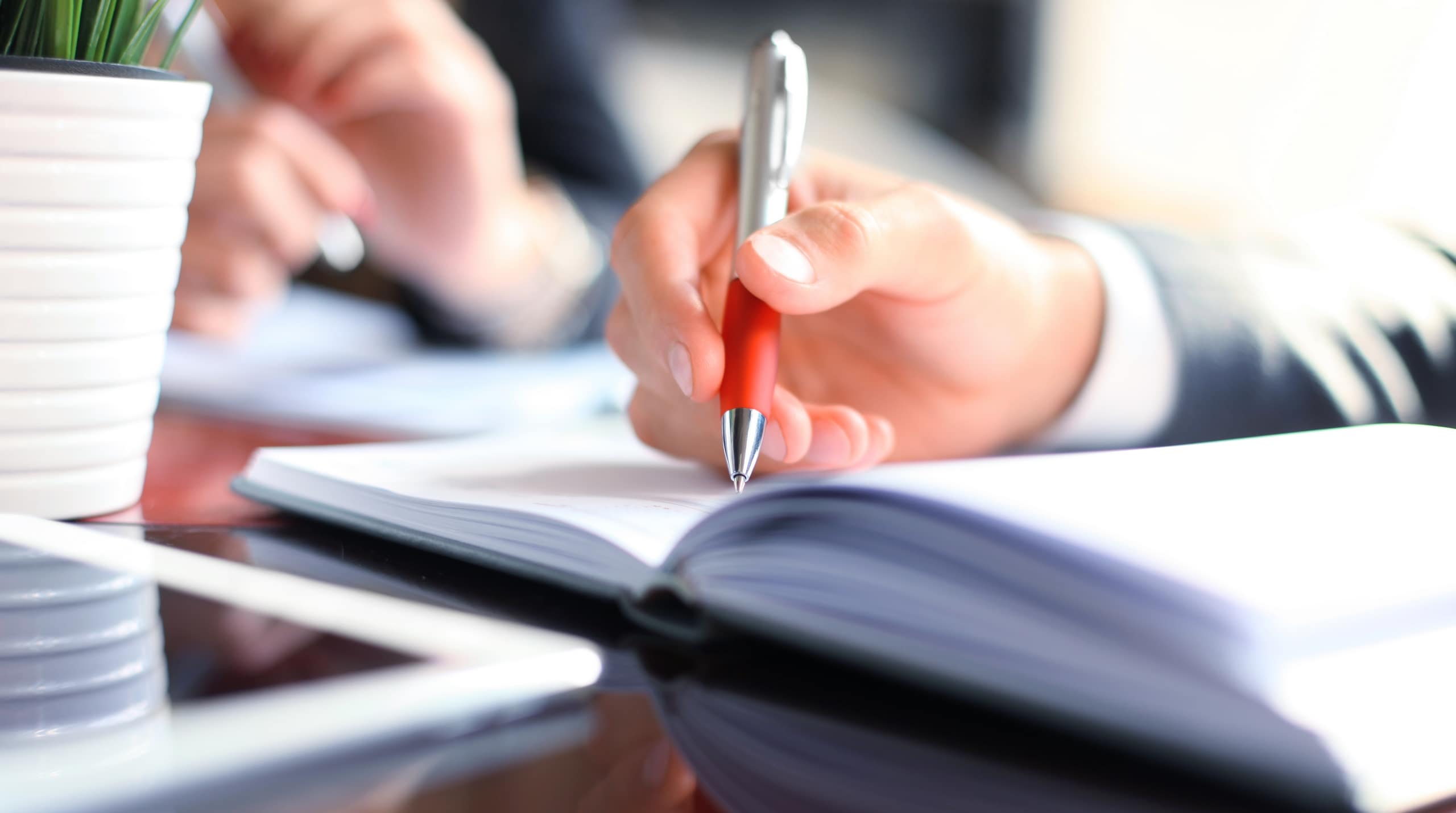 illustration-j4s-interim-recrutement-emploi-ressources-humaines-rh-cv-paris-75011-bastille-france-candidat-recruteur-2560x1430px-fiche-metier-juriste-propriete-intellectuelle-1