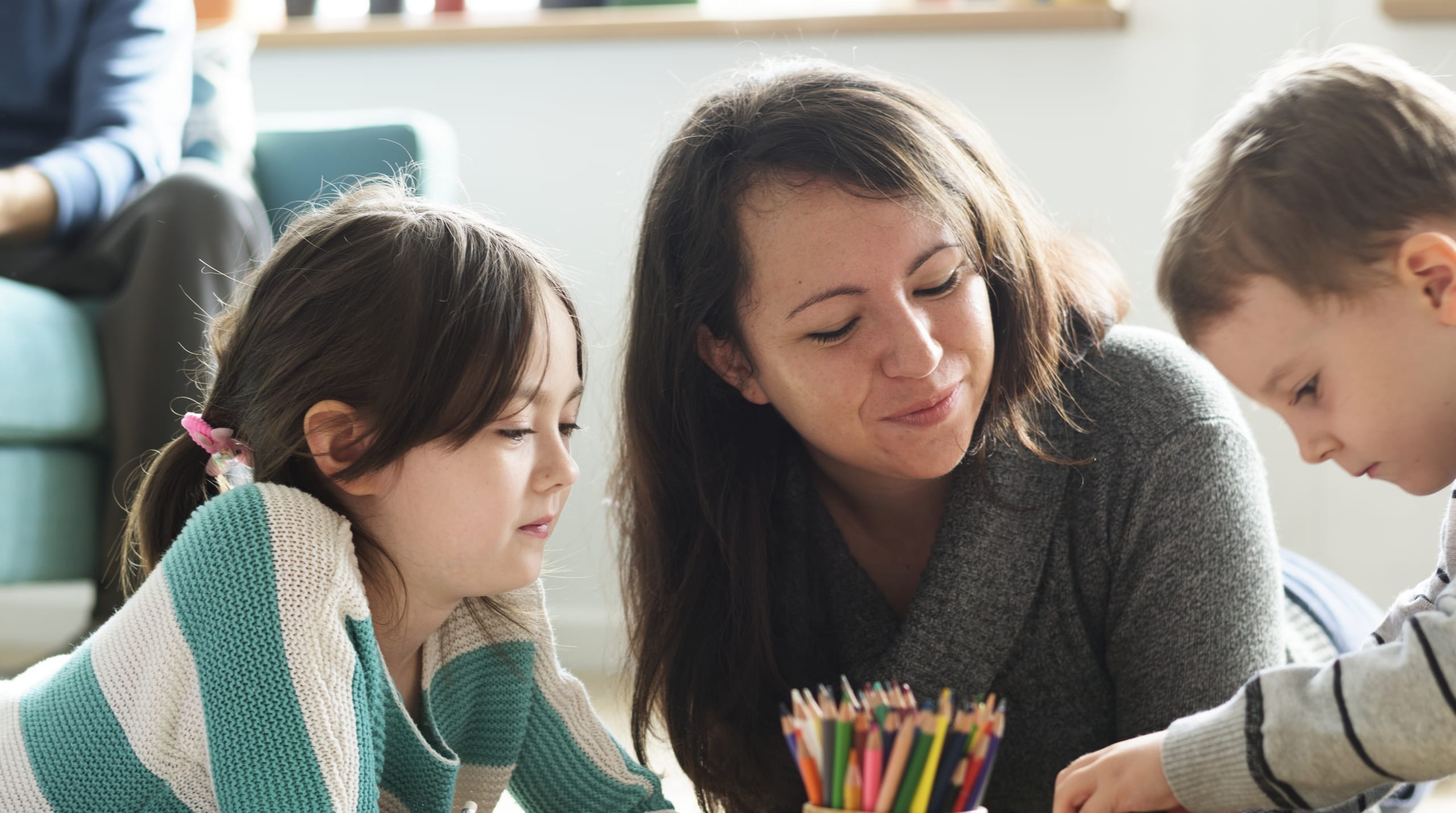 illustration-j4s-interim-recrutement-emploi-ressources-humaines-rh-cv-paris-75011-bastille-france-candidat-recruteur-2560x1430px-fiche-metier-medico-social-educateur-jeunes-enfants-2
