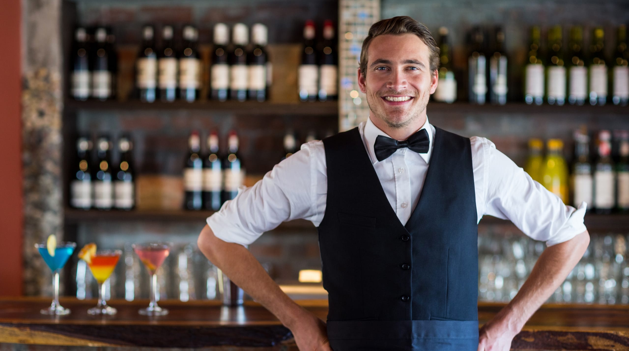 illustration-j4s-interim-recrutement-emploi-ressources-humaines-rh-cv-paris-75011-bastille-france-candidat-recruteur-2560x1430px-fiche-metier-restaurant-serveur-1