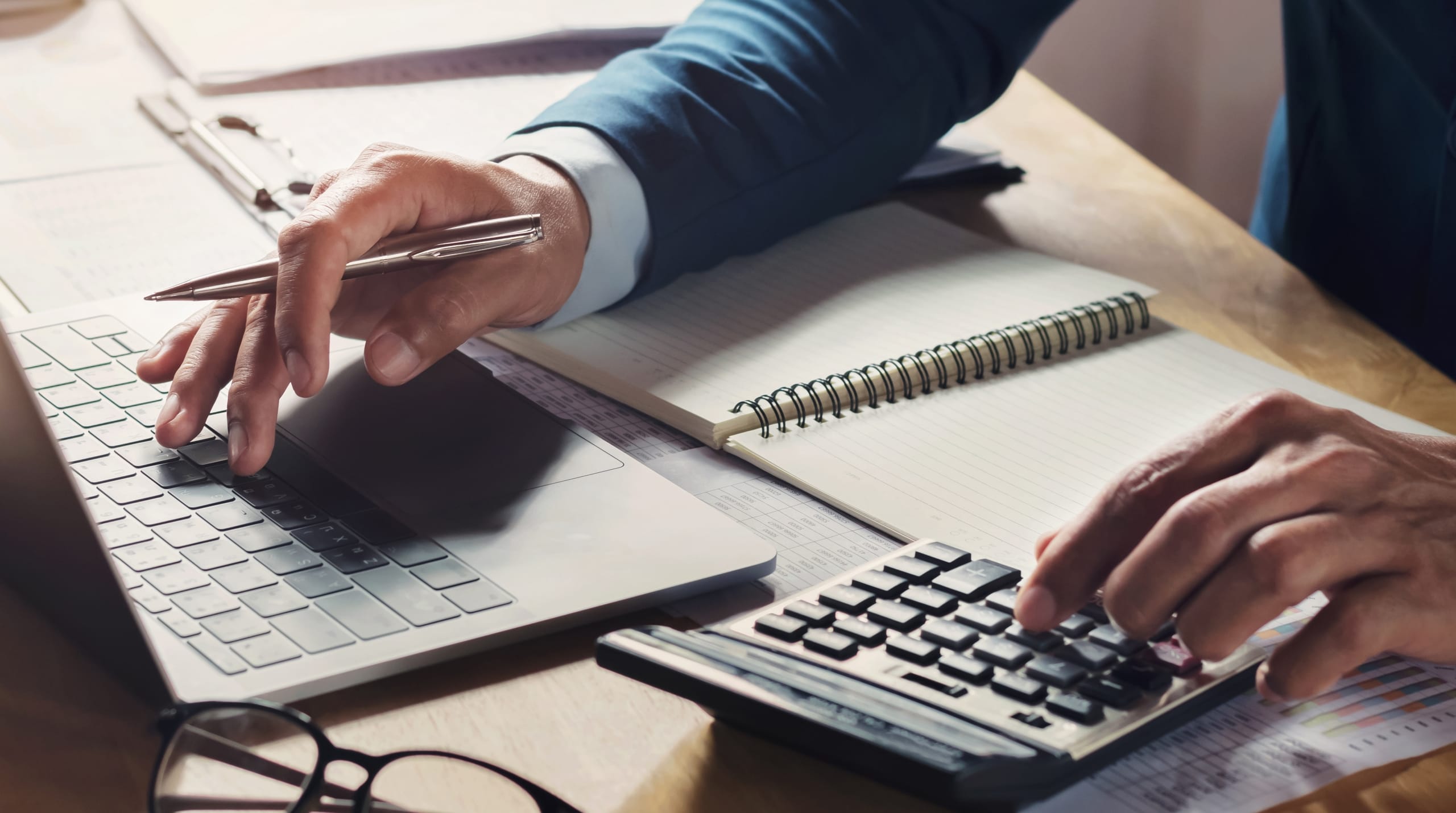 illustration-j4s-interim-recrutement-emploi-ressources-humaines-rh-cv-paris-75011-bastille-france-candidat-recruteur-2560x1430px-fiche-metier-secretariat-accueil-assistant-comptable-1
