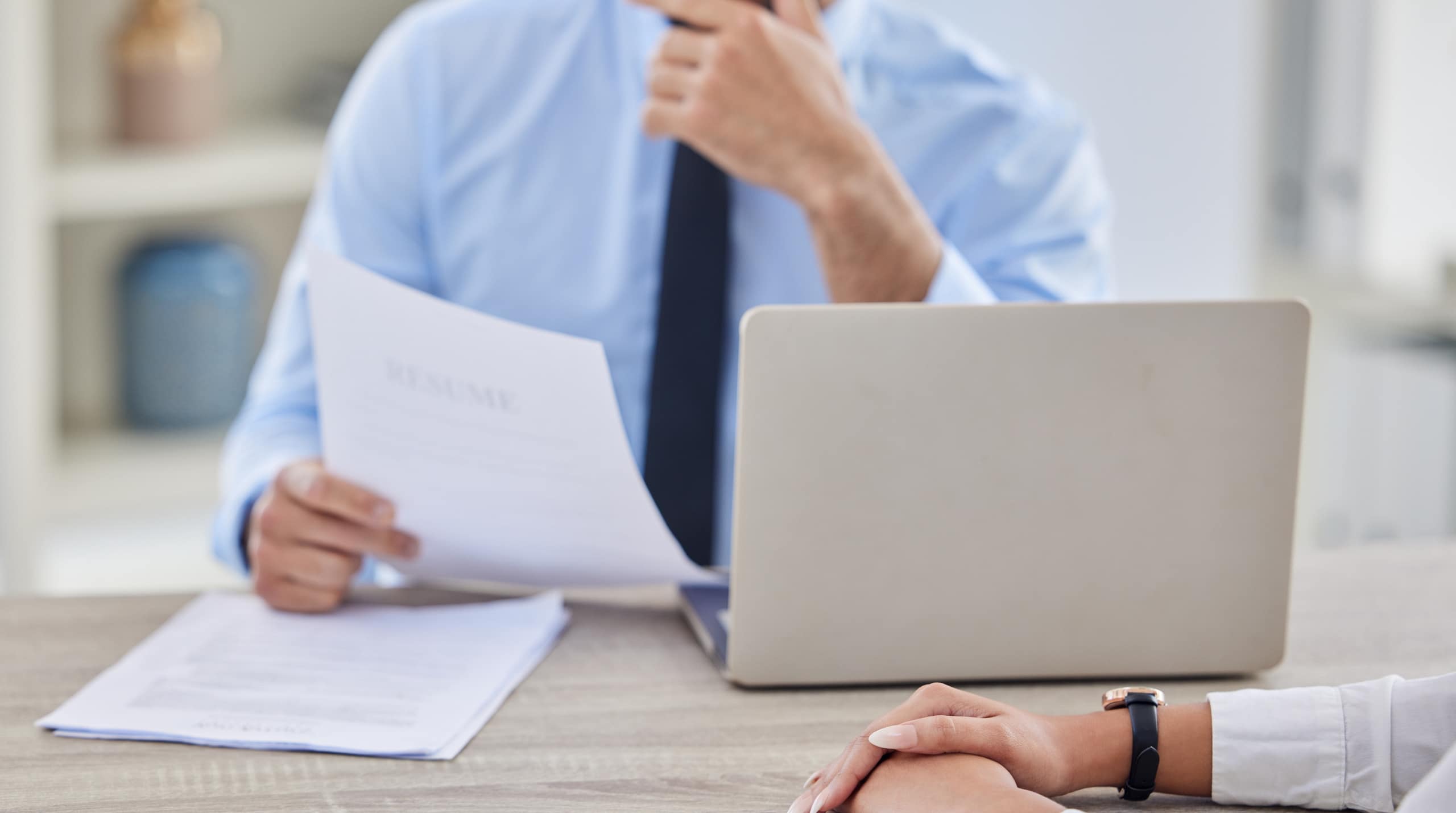 illustration-j4s-interim-recrutement-emploi-ressources-humaines-rh-cv-paris-75011-bastille-france-candidat-recruteur-2560x1430px-relation-clients-cdi-cdd-contrat-interim-1